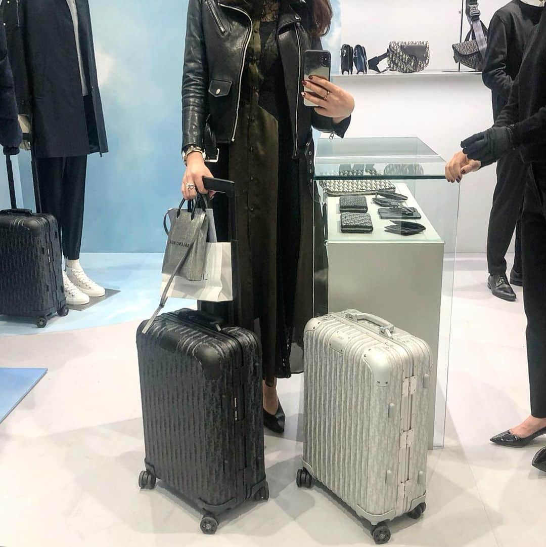 渡辺 さあやさんのインスタグラム写真 - (渡辺 さあやInstagram)「DIORとRIMOAのコラボ🖤 ㅤㅤㅤㅤㅤㅤㅤㅤㅤㅤㅤㅤㅤ このコラボ最高だと 個人的に思う。 ㅤㅤㅤㅤㅤㅤㅤㅤㅤㅤㅤㅤㅤ 昨日の授賞式にも持って行った ショルダーバッグもお楽しみに🏅  ㅤㅤㅤㅤㅤㅤㅤ @dior × @rimowa  ㅤㅤㅤㅤㅤㅤㅤ #ディオールリモワパーソナル  #DIOR #diorrimowa  #RIMOA #ディオール #リモア #世界を旅する」12月11日 22時12分 - saaya_love