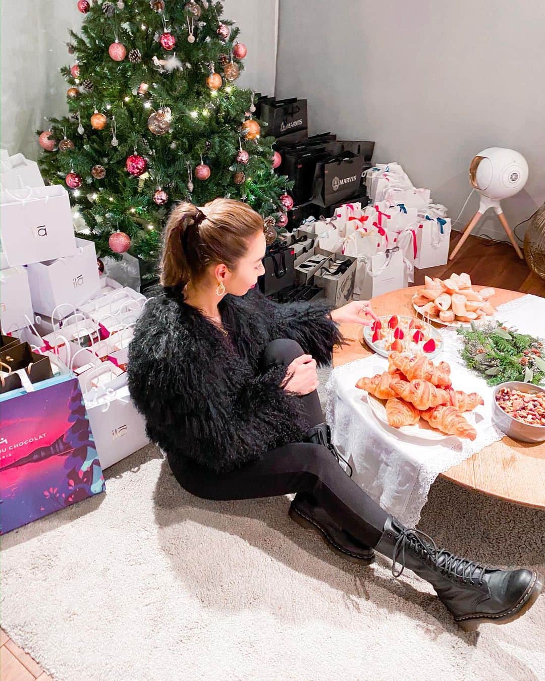 のインスタグラム：「My Little Box Japan Xmas party🎄💫 . いつもありがとうございます💕 今月のボックスがとても好きです♥️😻 . . . . . #mylittlebox #mylittleboxjapan #xmasparty #tokyo #givenchy #party #マイリトルボックス　#クリスマスパーティー#クリスマス#ツリー」