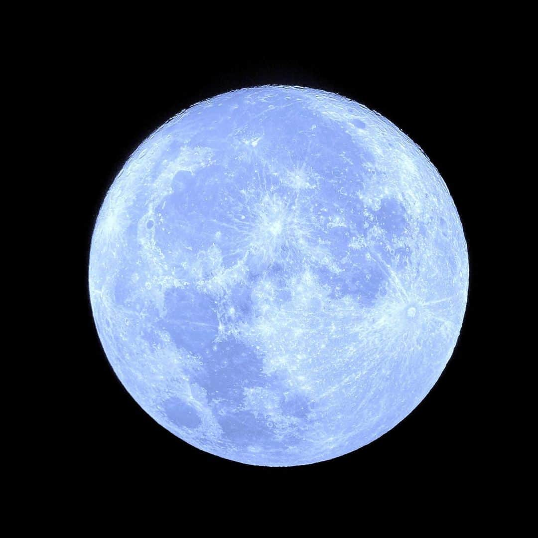 ハ・ヨンスのインスタグラム：「주관측실에서 달 촬영.  #photography #fullmoon」