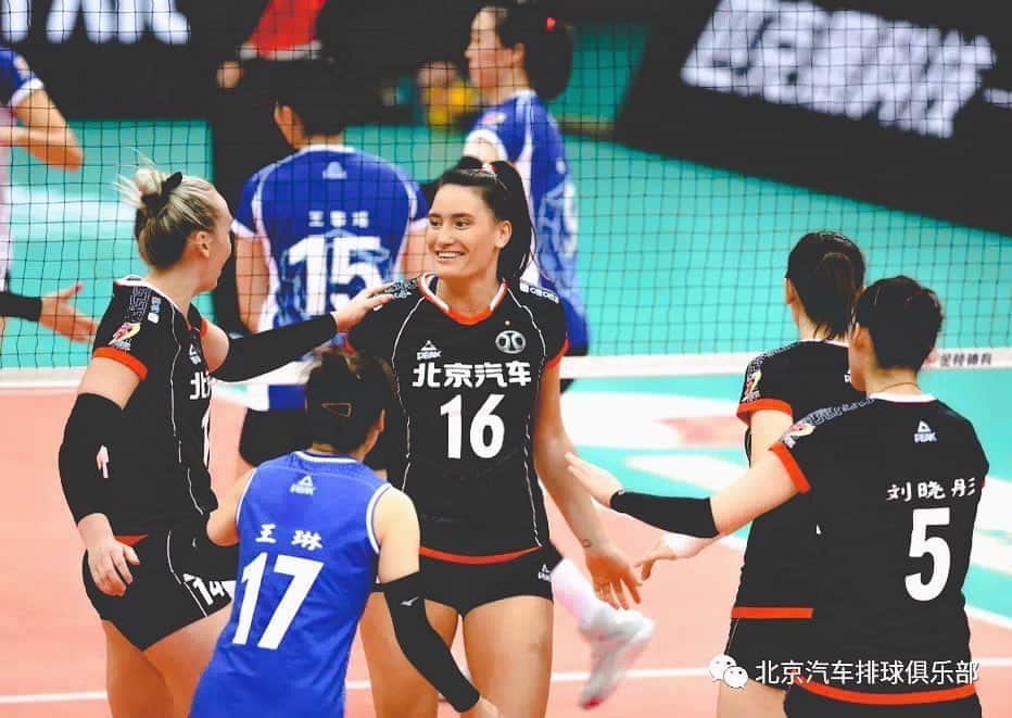テトリ・ディクソンのインスタグラム：「Michelle probably telling me to help her with the short serve lol nah」