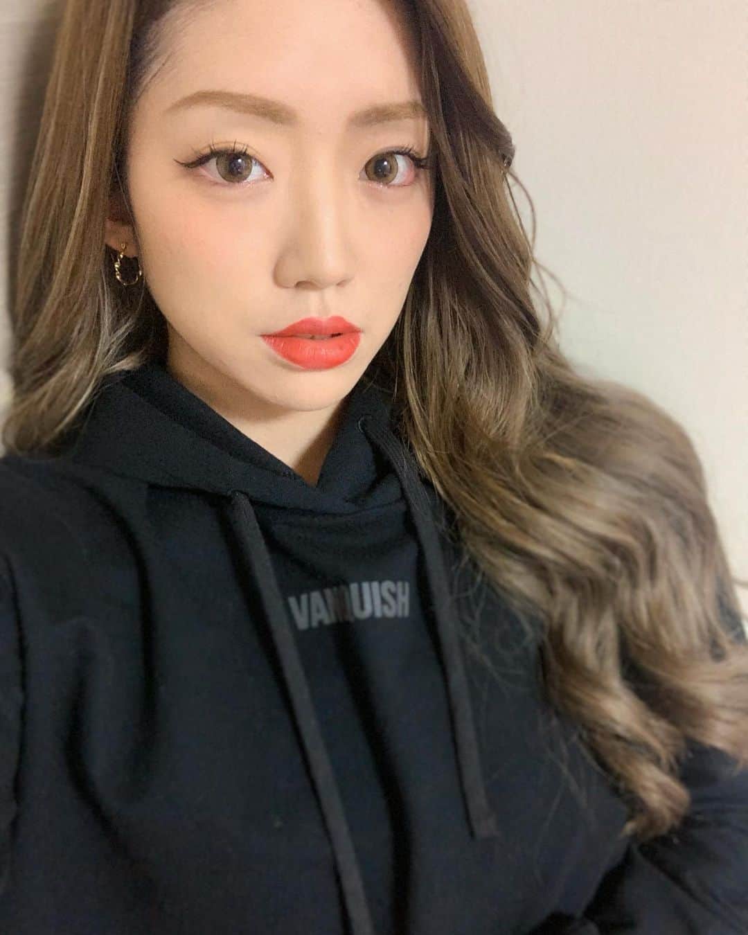 のインスタグラム：「. . 今1番食べたいものクレープ🙋‍♀️🙋‍♀️🙋‍♀️ そしてロングヘアにも慣れてきました🖤 . Top:M @vqfit / @vqfitwomen  #ジムの帰り道#クレープ屋さんはやっている#私を呼んでいる#それは気のせい#ロングヘア#エクステ」
