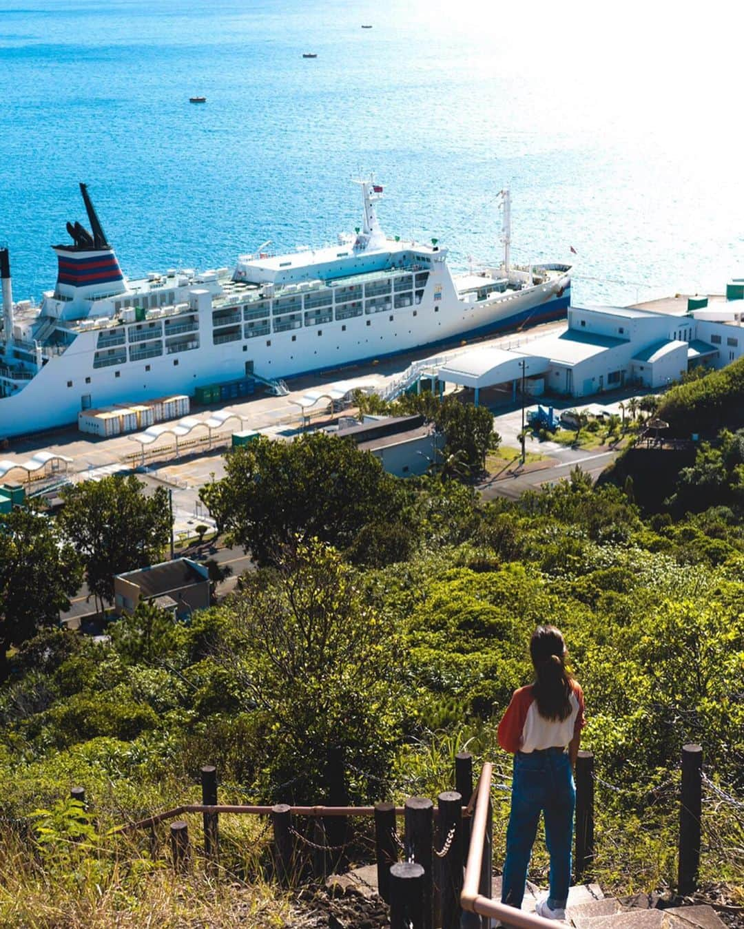 近藤あやさんのインスタグラム写真 - (近藤あやInstagram)「おがさわら丸🛳♡ ⠀ →２４時間の船旅について！！ ⠀ わたしが利用したのは、 🛏２等寝台🛏 ・二段ベッド （幅75cm 長さ200cm） ・コンセント付 ⠀ 電波はほぼないです📶🙅‍♀️ Wifiもないです！！ ⠀ 事前に、スマホにNetflixとかamazonプライムをオフラインで ダウンロードしておくのおすすめ！ ⠀ レストランあります！ コンビニもあります！！ 展望ラウンジあります！！ トイレ、シャワーあります！！ 喫煙所もあります！！ ペットルームもあります！！ ⠀ 船内のスタッフさんたちや 他のお客さんと話すのも楽しいので 電波なくてもぜーんぜん 苦じゃなかった２４時間でした😊 ⠀ #小笠原 #小笠原諸島  #ogasawalove @visitogasawara  #父島 #おがさわら丸 @ogamarugram」12月11日 22時24分 - doraemontoaya