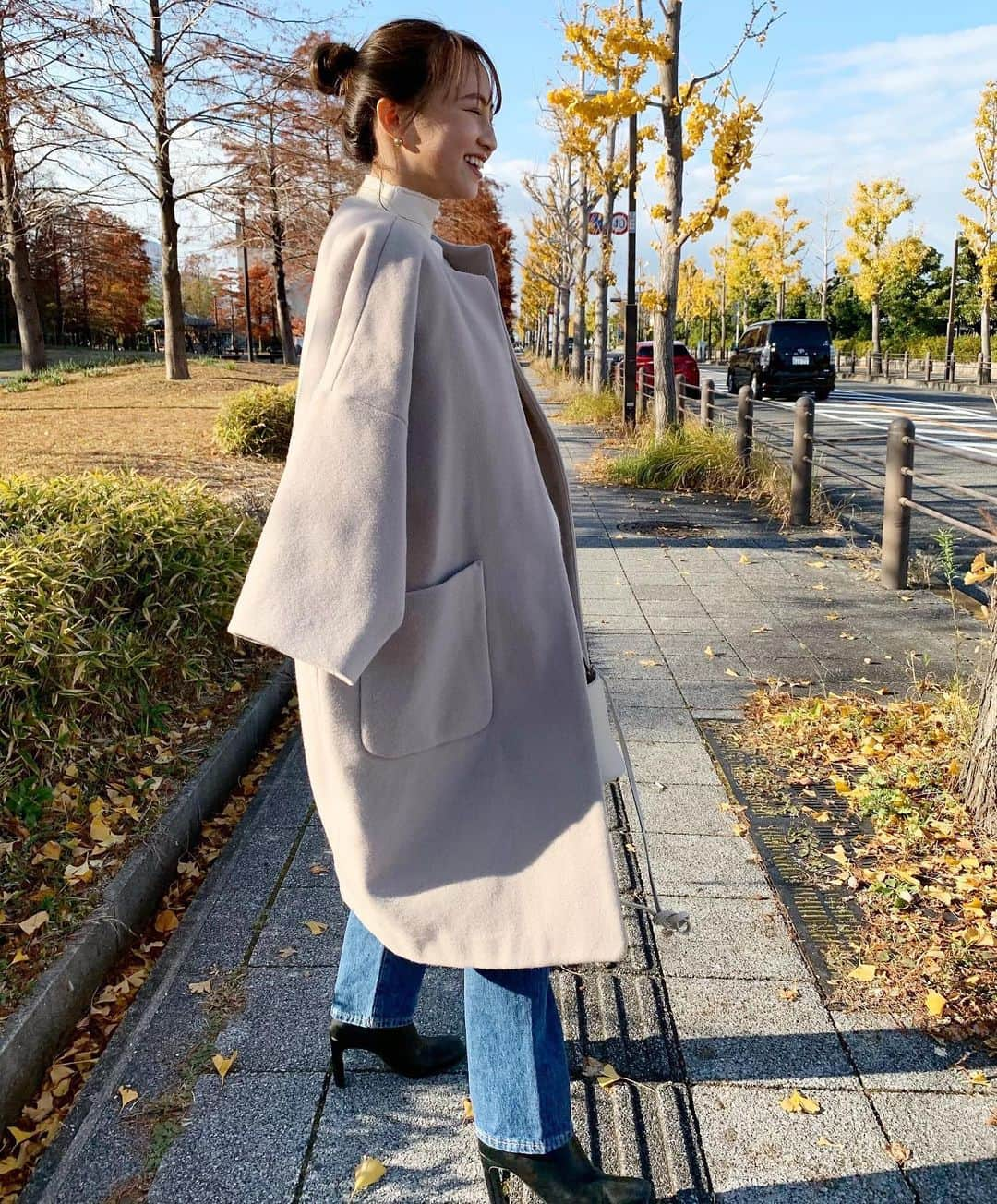 左近鈴乃さんのインスタグラム写真 - (左近鈴乃Instagram)「. まだまだ紅葉が綺麗だった週末は 母と弟とランチへ🚙🍁🌾 青空とのコントラストが🌞✨ . tops @fifth_store . #ozoc_c4 #fifth #acnestudios  #ayakobag #playroomby #ootd #fashion #fifthtl #フィフス #カジュアル #ニット #160cm以上コーデ #ニットコーデ #プチハイドルマンふんわりニット」12月11日 22時29分 - suzuno_sakon