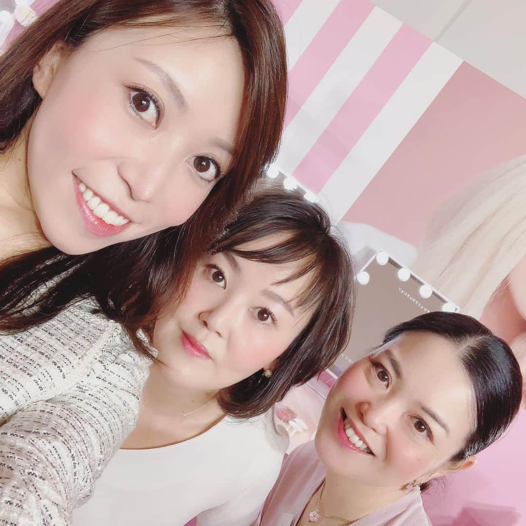 ERICAさんのインスタグラム写真 - (ERICAInstagram)「今日は @clarinsjp の新製品発表会✨でした。  1/1(水)発売のスプリングメイクアップ💄『ミルクシェイクコレクション』🥛✨と3/6(金)発売の『ブライトプラス ブライトニング セラム』『ブライトプラス ブライトニング クッションファンデーション』のご紹介でしたよ✨  お取引先様やメディア・プレスの皆様・インフルエンサー様・お客様それぞれお楽しみ頂けて良かったです！ あいにくの空模様☂️のなか、お越しくださりありがとうございました。 ▶️スワイプしてみてね▶️ 1️⃣ミルクシェイクみたいに甘くて柔らかい色合いのミルクシェイクコレクション🎂 2️⃣ホイップクリームリップはとっても気持ちいい質感💋 3️⃣酸素美白でくすんだ印象にサヨナラしたい🥺💦 4️⃣5️⃣並んでハイチーズ📸  手に取って下さった方の笑顔が増える事を想像して今から楽しみです(*´꒳`*) #love #cosme #コスメマニア #photooftheday #instalike #instadaily #smile #webstagram #美容 #コスメコンシェルジュ #tokyo #gingergolfteam #japan #clarins #苗条 #美肌 #france  #bodyoil #regram #lipoil #doubleserum #ホイップクリームリップ #ミルクシェイクコレクション #酸素美白 #薬用美白美容液 #薬用美白ファンデーション」12月11日 22時29分 - erica_lillian1983