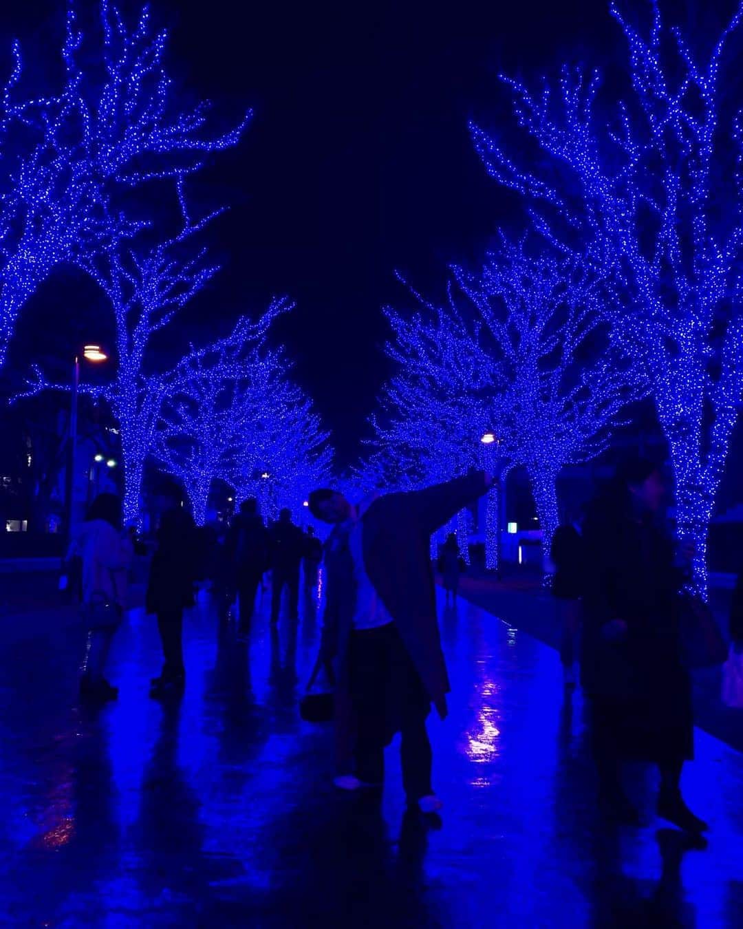 井手上漠さんのインスタグラム写真 - (井手上漠Instagram)「青は不思議な気分にさせますね、、 たくさんカップルもいて幸せそうだったなぁ♡」12月11日 22時32分 - baaaakuuuu