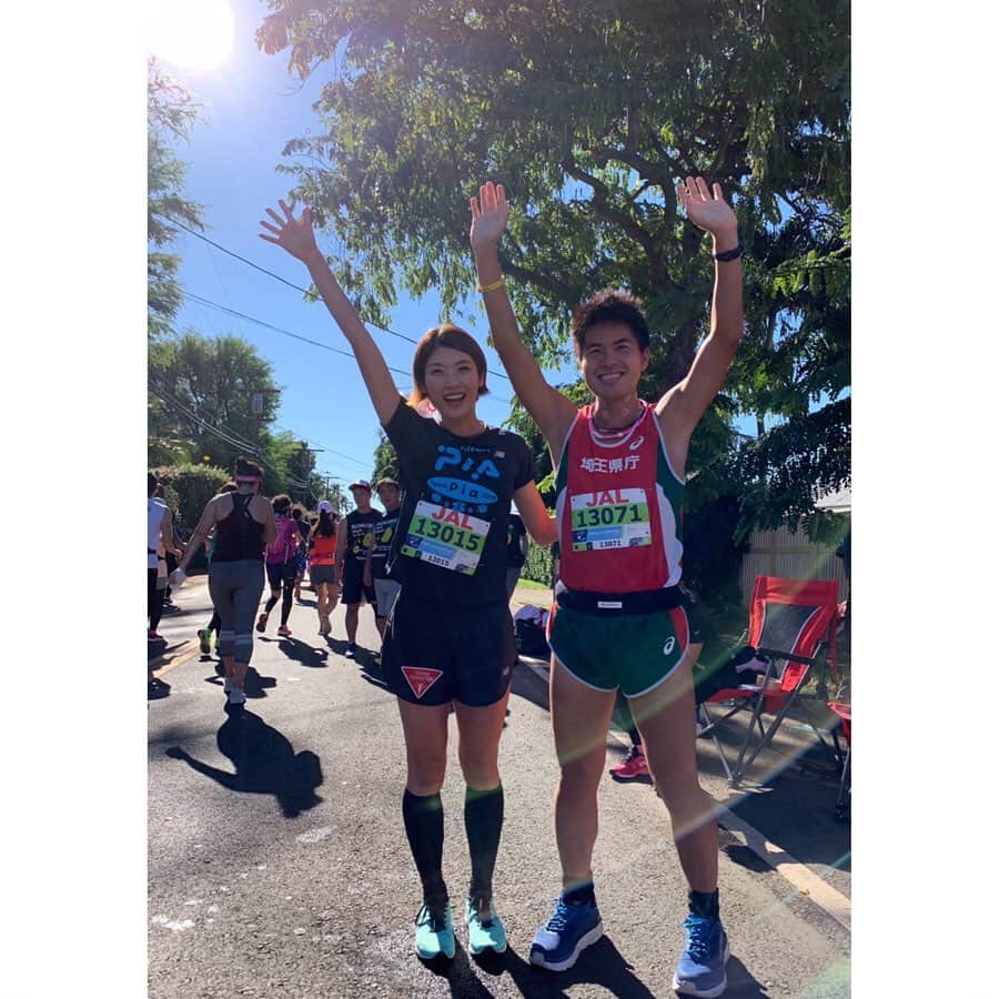 西谷綾子のインスタグラム：「✴︎ レース当日は 4:00 スタート前ストレッチ&エィエィオー✊😆 5:00 ホノルルマラソンスタート🏃‍♀️🐾 ・ 私とエムくんは17km地点でハイタッチ🙌 35kmからぴあツアーのお客様とRUN🤗 ・ ゴールしたらテントで疲労回復ストレッチをしながら ぴあの最終ランナー10時間30分の方まで しっかり応援📣‼︎ 😊 ・ お客様のホノルルに来るまでのエピソードや 42.195km今のベストを尽くそうと頑張る姿に 感動の連続でした❣️✨😭 ・ 11歳の男の子と78歳のおばあちゃん。 27回出場されている女性の方。 今回は勇気ある決断でした‼︎ ・ 17km地点ここで辞めたくない、 頑張りたい気持ちがあるものの 身体が想像以上にキツイ‥ この先、どうするかゆっくり問いかけながら 一緒に考えました。  いろんな感情が巡り 涙が溢れ出す姿を見て私も自然と涙が‥。 ・ その時私がどんな言葉をかけてあげるべきか。。 改めて言葉の重みを感じました。 ・ これまでに私も多くの方の言葉に影響を受けて、 沢山の励ましやキッカケを頂きました。 ・ 目の前の人が今何を求めているのか、 どんな言葉をかけてほしいのか、 いち早く気付くためにも、 私はもっと色んな経験や勉強をして 色んなことを見て感じて‥ 心を磨いていきたいっとさらに決意っ✊🔥 ・ 様々なドラマがあり 本当に記憶に残る時間となりました‼︎ ・ #ぴあホノルルマラソン  #ファイテン #感謝」