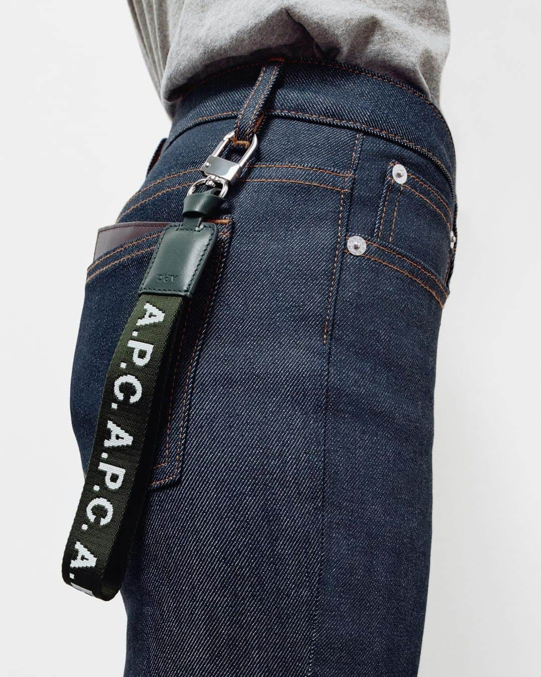 アーペーセーさんのインスタグラム写真 - (アーペーセーInstagram)「A.P.C. Denim  A.P.C. offers its traditional range of denim in different materials and shapes.  Here A.P.C. New Standard with the Logo keyring in pine green.  Photo : @timelkaim  Available in stores and at apc.fr  #APC #APCdenim #Denim #Jeans」12月11日 22時47分 - apc_paris