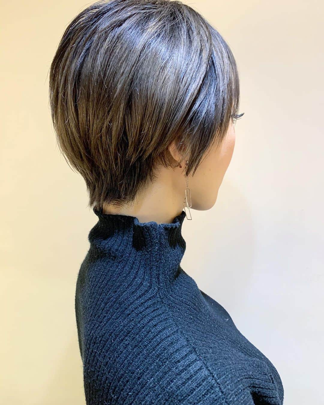 のインスタグラム：「𓇬𓇬𓇬 . ブリーチで痛みMAXやったから たっぷりトリートメント . 金髪やめて、黒髪風に🖤 . 前髪もバッサリ🐹✂︎ . 𓇬𓇬𓇬 #tryharddancers#osaka#TryHardJapan‬#osaka2nite#siesta#黒#黒髪#ブリーチ#カラー#ショートヘア#ショート#ショート女子#ショートカット#パーソナルトレーニング#筋肉#筋肉女子#美ボディ#トライハードダンサーズ#中丸千愛」
