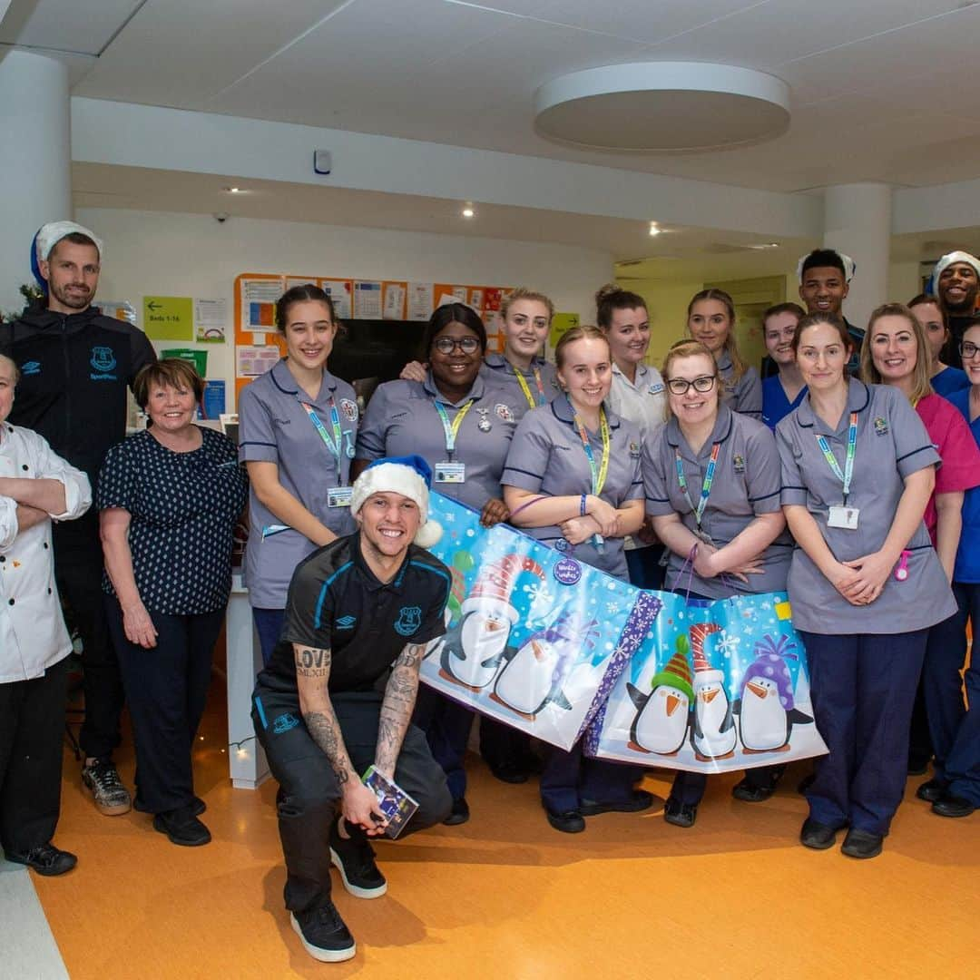 モルガン・シュネデルランさんのインスタグラム写真 - (モルガン・シュネデルランInstagram)「Happy to visit the alder hey children’s hospital yesterday ! Hopefully a lot of them can go home for Christmas 🙌」12月11日 22時53分 - schneiderlinmo4