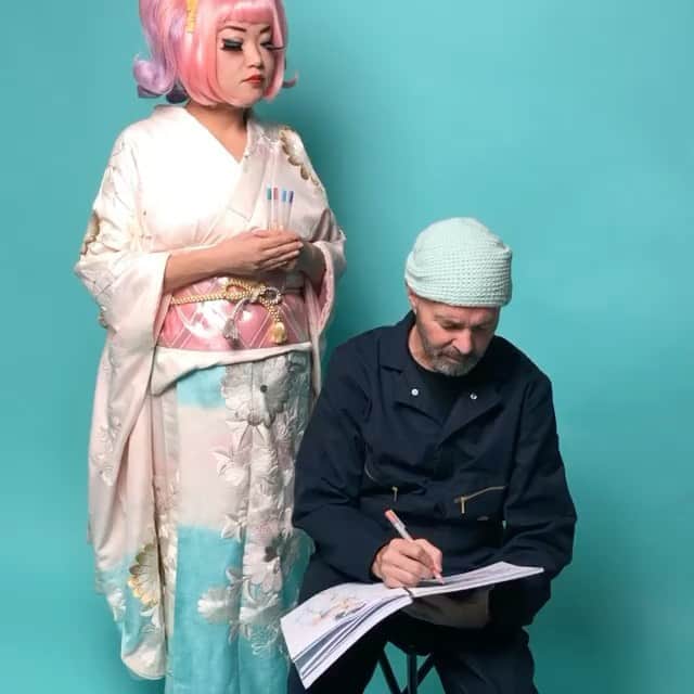 ジュン中山のインスタグラム：「#repost thank you 🙏so much @realtommykane one of my great memories in New York 🗽🇺🇸✨💓 ・・・ A behind the scenes look at how I draw with colored pens. What’s my secret weapon? An assistant.  Assistant: @junnakayama Cameraman: @jeorgenapoleon_  Wig stylist : @steven_perfidia  Eyelashes: @rockalash @punchbun」