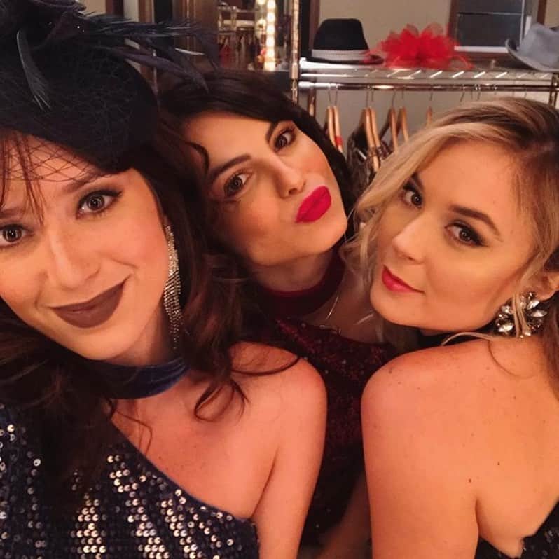 ステファニー・ブリットのインスタグラム：「É fogo no parquinho... quer dizer, no Mademoiselle Olympia! 🔥 Hj vcs vão conhecer Ioná, Cindy e Doutorzinha em #amorsemigual 👯‍♀️」