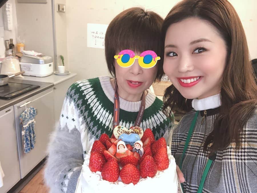 のインスタグラム：「いつもいつも、愛情いっぱいめちゃくちゃ美味しい手作りケーキを作って下さるラジオ局スタッフKさん🥺💓 6月に私が結婚した時に「苺の季節になったらウエディングケーキ作るね🍓」って約束して下さって、つい先日超絶素敵なケーキを作って来てくださいました(;o;)(;o;)(;o;)💓！！！！！！！！！ すっごく可愛い💓！！ 相変わらずめっちゃ美味しい💓！！ いつもいつも最高のケーキ🍰だけど、なんだかいつも以上に幸せで温かい気持ちになりました😭 私のアナウンス技術がまだまだで、ラジオCMを録音してみても全然ダメで、なかなか放送に使ってもらえなかった1年目の時から、CM録音担当のKさんに可愛がってもらいながら、励ましてもらいながら成長しました。 社会人になって、助けてくれる人、信用出来る人がほとんどいない中でKさんの存在はいつだってお母さんの様で、心からこの出会いに感謝しています🌷 本当に本当にありがとうございます。 改めて、こうして心からお祝いしてくださる方々を悲しませない生き方をしていきます💪🏻 本当は来年の挙式の時に、ウエディングケーキ🎂にしたかったけど😭✨！！ ハワイ🌴には持っていけないので、WASABIスタッフみんなと頂きました🙏🏻 ごちそうさまでした！！！！！！！！！！ ・ #ウエディングケーキ #結婚祝い #手作り #いつもありがとう #静岡  #SBSテレビ #soleいいね #SBSラジオ #静岡放送 #鉄崎幹人のWASABI #WASABI #アナウンサー #大槻有沙 #follow #followme」