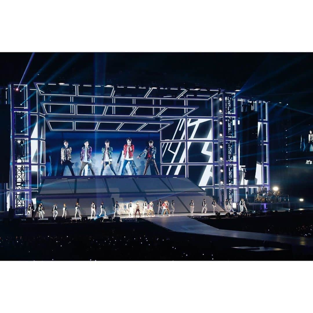 嵐（ARASHI）さんのインスタグラム写真 - (嵐（ARASHI）Instagram)「2016年‐ 9年ぶりのアリーナツアー「ARASHI “Japonism Show” in ARENA」を行い、アルバム「Are you Happy?」をリリース。5大ドームツアー「ARASHI LIVE TOUR 2016-2017 Are You Happy?」を開催しました。「NHK紅白歌合戦」では初の大トリを経験させていただきました。 2016 - we hit the road on the “ARASHI ‘Japonism Show’ in ARENA,” our first arena tour in 9 years.  We also released our “Are you Happy?” album and had five major dome shows on the "ARASHI LIVE TOUR 2016-2017 Are You Happy?" tour.  And a big honor for us - we were chosen to be the closing performer for the first time in the “NHK Red and White Song Battle!” #嵐 #ARASHI」12月12日 8時59分 - arashi_5_official