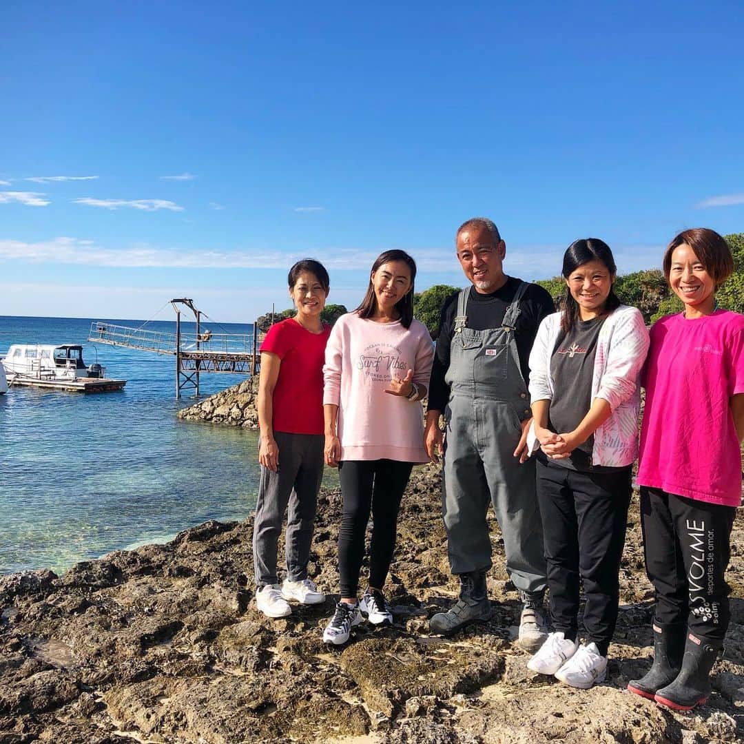 のインスタグラム：「沖縄読谷村にある、『さんご畑』🐠🐠🐠 金城夫妻に出会って15年、NPO法人アクアプラネットを立ち上げて13年、サンゴ保護活動を続けてます🌞🐠⚓️ 水槽の中では、赤ちゃんサンゴや、高い海水温度でも白化しなかったサンゴたちがスクスク育ってました🤩金城さんたちが手作りしたサンゴ畑、ぜひ一度見に行ってみてね🙏  #okinawa  #savetheearth  #savethecoral  #珊瑚  #アクアプラネット  #サンゴ畑」