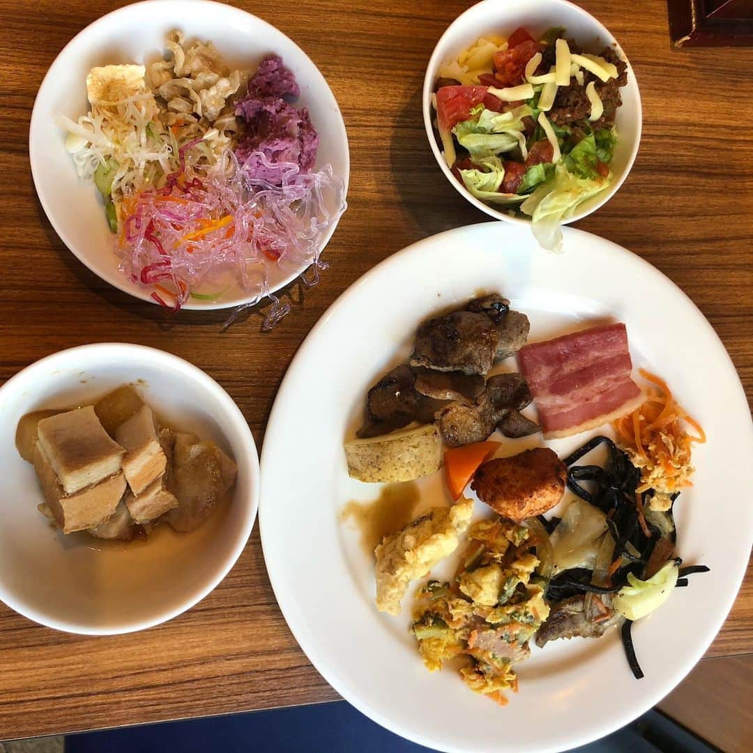 大森望のインスタグラム：「ホテルロコアナハの朝食ビュッフェ。沖縄料理満載。」