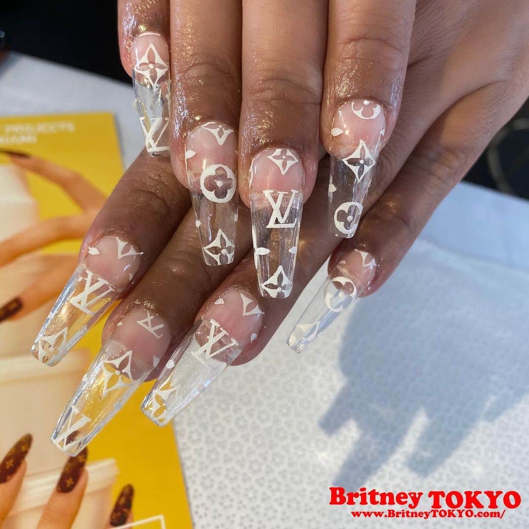 Britney TOKYOさんのインスタグラム写真 - (Britney TOKYOInstagram)「Iced LV💅🏻✨ #nailart #nails #fashion #art #britneytokyo」12月12日 9時28分 - britneytokyo