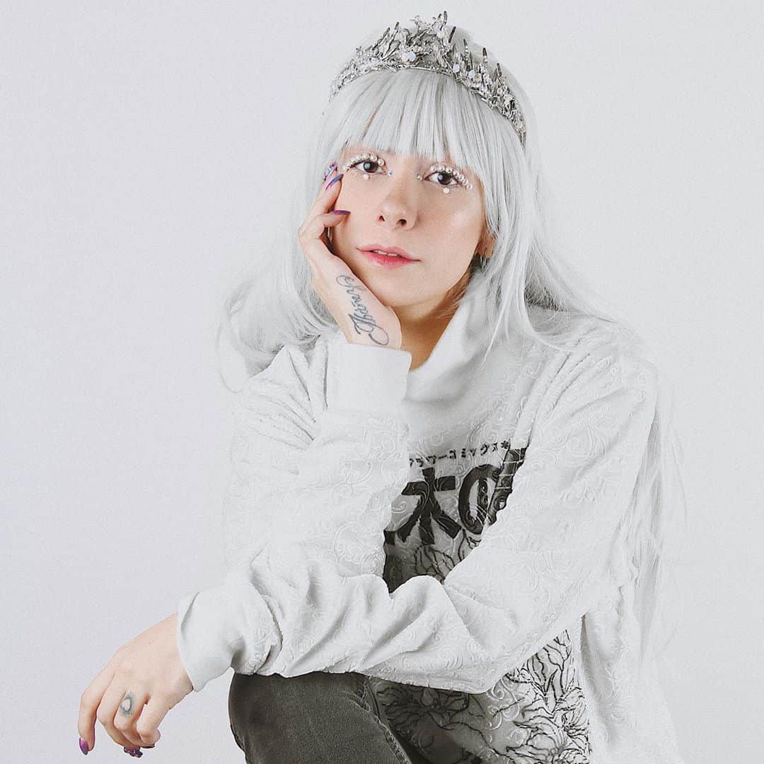 ミランダ・イバネスのインスタグラム：「𝘭𝘦𝘳𝘪𝘨𝘰𝘰𝘰𝘰 𝘭𝘦𝘳𝘪𝘨𝘰𝘰𝘰𝘰𝘰 🤍🎶❄️✨⁣⁣ ⁣⁣ Conoces la nieve ? YO NO :c ⁣ ⁣ pon muchos copos de nieve en los comentarios 😚❄️ ⁣⁣ ⁣⁣ Peluquita de @sylviastylee 💇🏻‍♀️ ⁣ @cabalanmx 📷 ⁣⁣⁣ ⁣@gryselmakeup ⁣⁣⁣💄⁣⁣ @apparelk 🧥」