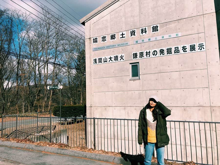 加治まやさんのインスタグラム写真 - (加治まやInstagram)「The place is called “Japanese Pompeii ”. * * 日本のポンペイと言われる群馬県の鎌原に行きました！ * 天明3年（1783）浅間山が大噴火した際、鎌原村は土石なだれによってすべて飲み込まれ人口597人のうち助かったのはたった93人でした🥺 そして唯一飲み込まれなかったこの #鎌原観音堂 に逃げ登った人たちだけが生き残ったとずっと伝承されてきましたが、昭和54年の発掘調査によってそれが裏付けられることに。 15段しか残っていなかった観音堂の階段は下にあと35段あり、石段の手前には二体の女性の遺体が発見されました。あと少しで助かったであろう命に切なくなりながら、今も残っている江戸の痕跡を感じました。  当時の人々の暮らしぶりも皮肉ながら噴火によって埋まった物ものから細かく分かるように。まさに日本のポンペイ。  #嬬恋郷土資料館 では浅間山噴火がどうやって起こったか、出土した当時の生活用品などの展示が丁寧にされていましたよ✨ * 観音堂の横にある藁葺きの寺務所？に囲炉裏があってそこで地元の人たちが歓談されてたのがとても印象的だったな。御朱印をいただいたらそこにいらしたおばあさまが何故か自家製の七味唐辛子をくれました！こう言うのって嬉しいね☺️ * *  #群馬 #嬬恋村 #鎌原 #国内旅行 #旅行 #旅 #歴史旅 #歴史好き #歴史好きな人と繋がりたい #群馬旅行 #trip #travel #traveling #instatravel #instago #japantrip #holiday #travelling #instatraveling #japantrip #博物館 #江戸時代 #山 #japan #神社仏閣巡り  #御朱印　#histrip」12月12日 9時33分 - mayakaji