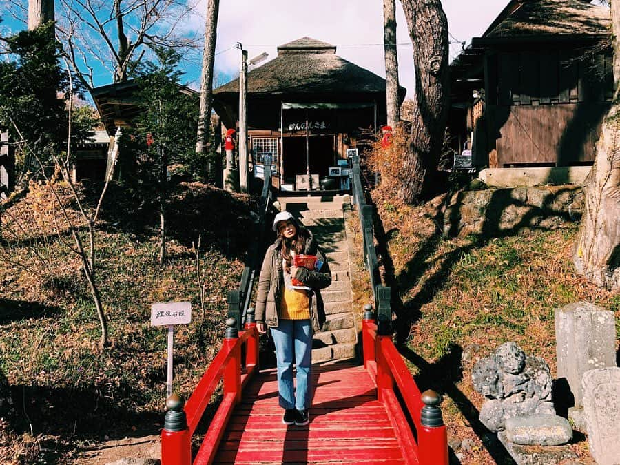 加治まやさんのインスタグラム写真 - (加治まやInstagram)「The place is called “Japanese Pompeii ”. * * 日本のポンペイと言われる群馬県の鎌原に行きました！ * 天明3年（1783）浅間山が大噴火した際、鎌原村は土石なだれによってすべて飲み込まれ人口597人のうち助かったのはたった93人でした🥺 そして唯一飲み込まれなかったこの #鎌原観音堂 に逃げ登った人たちだけが生き残ったとずっと伝承されてきましたが、昭和54年の発掘調査によってそれが裏付けられることに。 15段しか残っていなかった観音堂の階段は下にあと35段あり、石段の手前には二体の女性の遺体が発見されました。あと少しで助かったであろう命に切なくなりながら、今も残っている江戸の痕跡を感じました。  当時の人々の暮らしぶりも皮肉ながら噴火によって埋まった物ものから細かく分かるように。まさに日本のポンペイ。  #嬬恋郷土資料館 では浅間山噴火がどうやって起こったか、出土した当時の生活用品などの展示が丁寧にされていましたよ✨ * 観音堂の横にある藁葺きの寺務所？に囲炉裏があってそこで地元の人たちが歓談されてたのがとても印象的だったな。御朱印をいただいたらそこにいらしたおばあさまが何故か自家製の七味唐辛子をくれました！こう言うのって嬉しいね☺️ * *  #群馬 #嬬恋村 #鎌原 #国内旅行 #旅行 #旅 #歴史旅 #歴史好き #歴史好きな人と繋がりたい #群馬旅行 #trip #travel #traveling #instatravel #instago #japantrip #holiday #travelling #instatraveling #japantrip #博物館 #江戸時代 #山 #japan #神社仏閣巡り  #御朱印　#histrip」12月12日 9時33分 - mayakaji