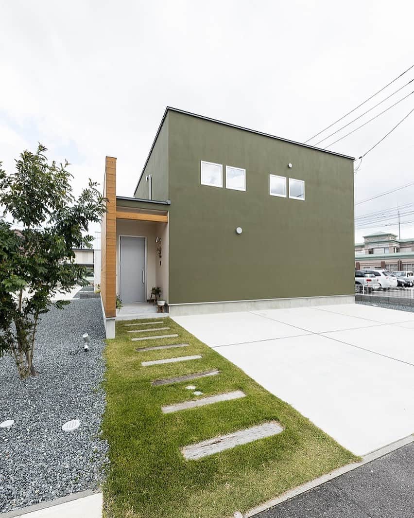 ソラマド香川のインスタグラム：「緑色の箱型のソラマドの家。 ・ ・ --------------------------------------- ‐‐　★「ソラマドの家」資料請求はこちら ・ → @request.soramadokagawa ・ ‐‐　★もっと施工事例を見たい方はこちら ・ → @soramado_kagawa --------------------------------------- ・ ・ #ソラマド香川 ・ #リビング#リビングインテリア #自然素材#無垢床#マイホーム#新築#自由設計#シンプルな暮らし#自然光#暮らしを楽しむ#空間デザイン#soramado#ソラマド#家づくり#中庭のある家#カフェスタイル#自然素材#漆喰#自然素材の家#コートハウス#空#ウッドデッキ#注文住宅#中庭#おしゃれな家#ソラマドキッチン#設計事務所#センコー産業」