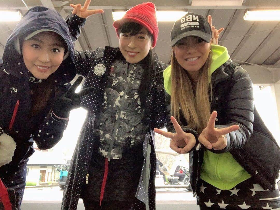 安藤あいかのインスタグラム：「寒くて凍えたけど、とっても楽しかった日☔️☺️ #golf #着すぎて動きにくい #ゴルフコンペ」