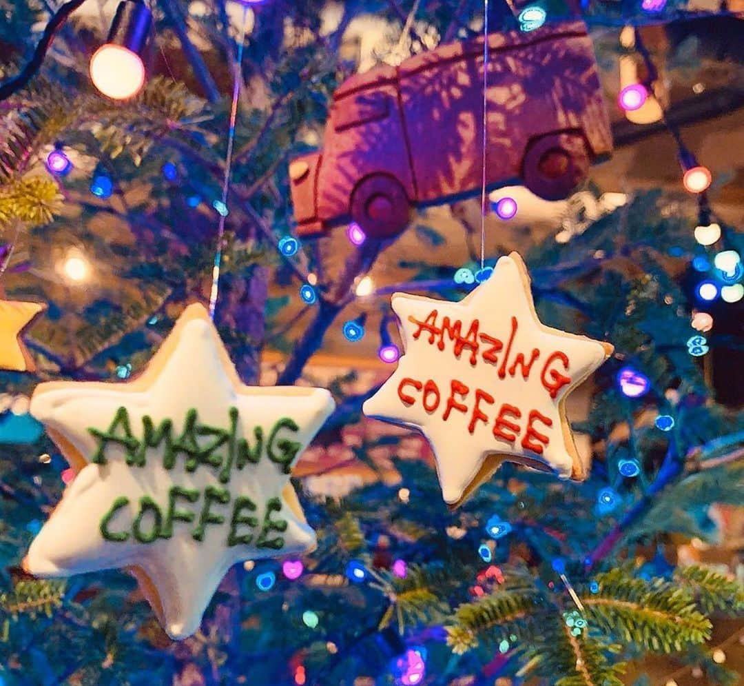 LDH kitchenさんのインスタグラム写真 - (LDH kitchenInstagram)「. @amazing_coffee_official ・・・ 🎄Information from AMAZING COFFEE✨ . AMAZING COFFEEで、ご好評いただいております『AMAZING✡️星屑✡️COOKIE』 が全店舗にてCHRISTMAS VERSIONで登場🎵 . 1枚ずつ丁寧にHANDMADEされた特別なCOOKIEをぜひお楽しみください🎅 . 【商品名】 AMAZING✡️星屑✡️COOKIE . 【販売期間】 12/14(土)〜12/25(水) . 【販売価格】 300円(税込) . 【取扱店舗】 TOKYO NAKAMEGURO YOKOHAMA BAY OSAKA SOUTH SIDE YOKOSUKA BEACH SIDE TOKYO HANEDA AIRPORT TOKYO SHIBUYA . ※大変申し訳ございませんが、数に限りがございますので点数制限を設けさせていただいております。 ※商品は準備数に達し次第、販売終了とさせて頂きます。 ※紐は付属しておりませんので、ご了承ください . #AMAZINGCOFFEE #AMeCO #アメコ #coffee #COOKIE #Xmas #LDHkitchen」12月12日 9時35分 - ldhkitchen_official