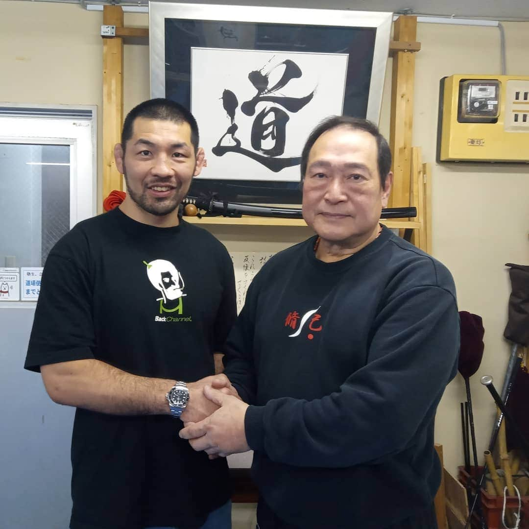 福田力のインスタグラム：「Karate legend and chiropractor kuramoto sensei. I've learn a lot.  #骨盤職人 is very good body care article. Thank you very much 🙏🙏 .  #倉本成春 #倉本成春先生 .  伝説の空手家であり、自分も長年愛用させていただいてる骨盤職人を開発された倉本成春先生とお会いすることができました。 .  たくさんの質問にも答えていただいて大変勉強になりました。 .  良くしていただいてありがとうございました❗」