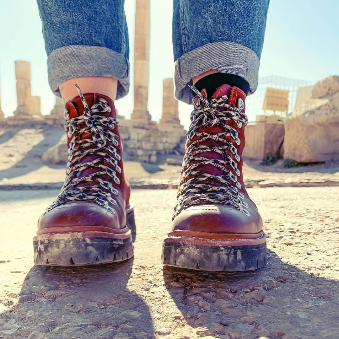 グレンソンさんのインスタグラム写真 - (グレンソンInstagram)「UP CLOSE - Kate @wearsmymoney thank you ❤️⁠ ⁠ For anyone in two minds about slashing out on a pair of grensonshoes Nanette boots, let me tell you, they work just as well trekking through ancient monuments for days as they do skipping up Bond Street. I couldn’t have been without them the past few days. #bestbootsever #grenson #boots #jordan #walking #grenson #girlsingrenson #grensongirls #womensbrogues #brogues #womenswear #womensshoes #womensfashion #peopleingrenson」12月12日 0時40分 - grensonshoes