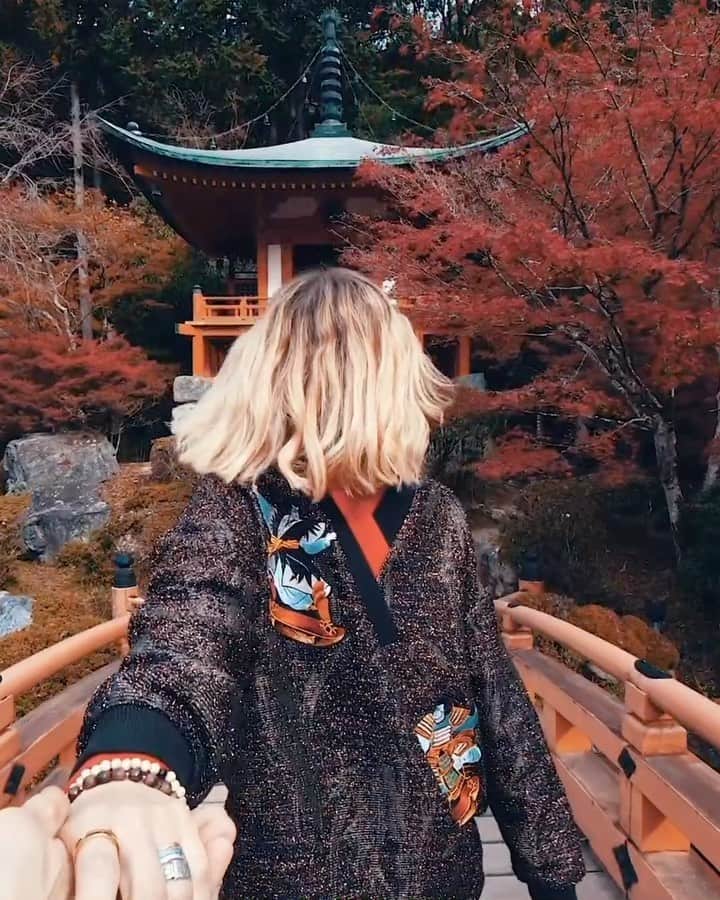 Murad Osmannのインスタグラム：「#followmeto the magical time of autumn foliage in Kyoto with @natalyosmann . It felt like we were in a fairy tale. Which season is your favorite? I love end of spring/beginning of summer!  #следуйзамной в осеннюю сказку в Киото. Какое у вас любимое время года? Я люблю конец весны!  Music: “ODESZA: Bloom”」