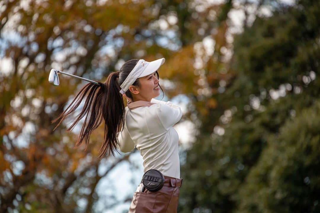 荒井つかささんのインスタグラム写真 - (荒井つかさInstagram)「@j.jane_japan @manacamera55_golf  紅葉も綺麗で写真映える💫💫 ありがとうございます！  #荒井つかさ #ゴルフ #ゴルフウェア #ゴルフ女子 #キングフィールズゴルフクラブ #golf #golfwear #j_jane #j_jane_golf」12月12日 0時41分 - 22tuttu_