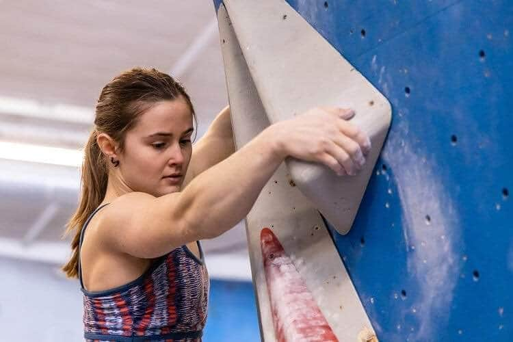 クロエ・コリエーさんのインスタグラム写真 - (クロエ・コリエーInstagram)「Contest @arkose.climbing didn't finish as well as it started for me but it was good to practice French style climbing after a while strengthing in the garage. I spent a nice training weekend in Paris with my team club @stoneclimbingfactory before the Belgian championship helding this saturday !」12月12日 0時45分 - chloe_caulier