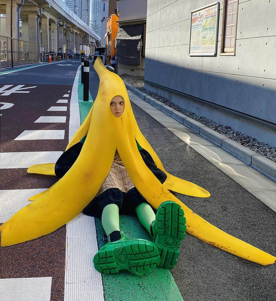 エリーナ・シェンドリンさんのインスタグラム写真 - (エリーナ・シェンドリンInstagram)「continuation of the story of a bitten banana @mauriziocattelan 🍌🍌🍌」12月12日 0時57分 - sheidlina