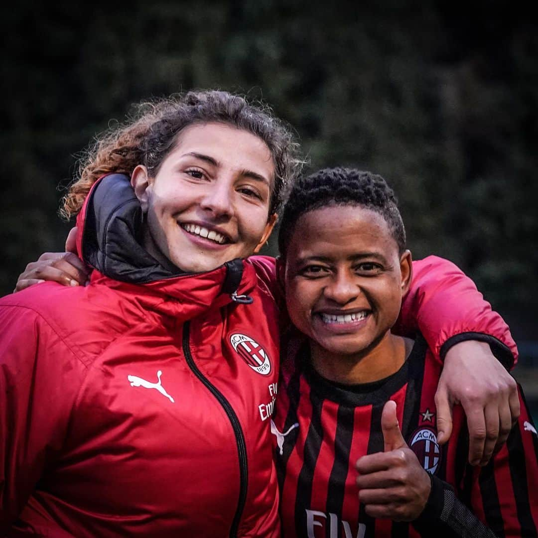 ACミランさんのインスタグラム写真 - (ACミランInstagram)「🔚 #InterMilan 1-4 ✅ The #CoppaItaliaFemminile derby is ours! 👊🏻🔴⚫ On to the quarter-finals, we go 🔝 #FollowTheRossonere #SempreMilan」12月12日 1時05分 - acmilan