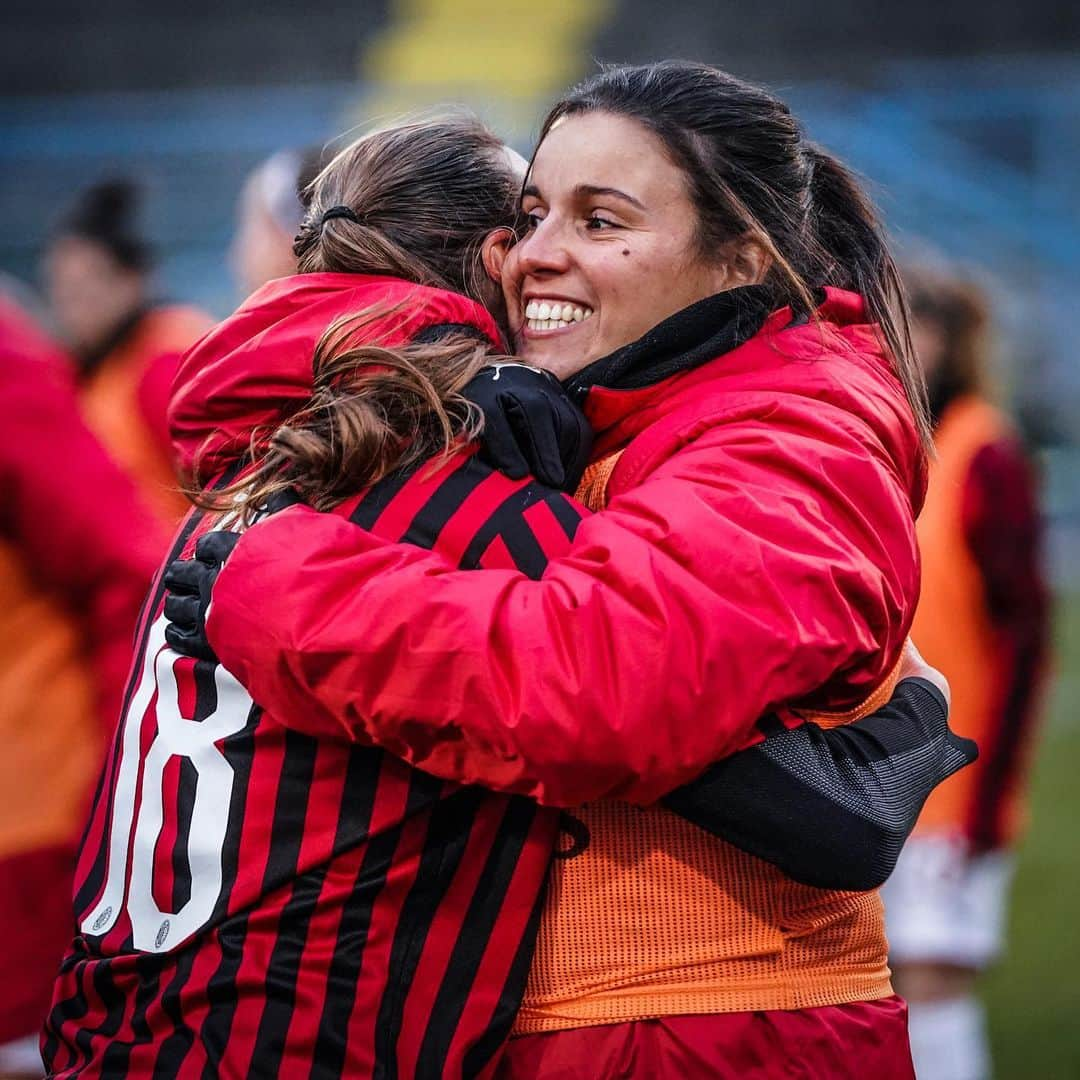 ACミランさんのインスタグラム写真 - (ACミランInstagram)「🔚 #InterMilan 1-4 ✅ The #CoppaItaliaFemminile derby is ours! 👊🏻🔴⚫ On to the quarter-finals, we go 🔝 #FollowTheRossonere #SempreMilan」12月12日 1時05分 - acmilan