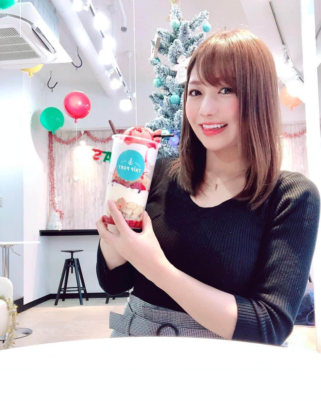 藤崎里菜さんのインスタグラム写真 - (藤崎里菜Instagram)「原宿駅徒歩0分（渋谷区神宮前1-14-2）1F ににあるTRIP PORT SWEET & DRINK @tripport_sweetsdrink  で、ツインカップを食べたよ〜🥤❤️ ． ． スムージーやパフェなどの中から2種類選べて、一度に2種類楽しめるスイーツなの✨ ． ． 見た目も可愛いし、美味しいし最高💕🥰 ． ． たくさん種類があるから組み合わせに迷っちゃった🤭💓 ． ． 同じビルの3Fにはスポーツバーがあって、ランチタイムはパスタやビュッフェ、駅弁などが食べれるよ♪ @tripportpubcafe ． ． ． 以前、夜の時間帯に行った時は大画面でスポーツ観戦できてすごい良かったの✨ ． ． ランチはカフェ感覚で利用できる感じだった🍝☺️ ． ． ． 3Fでランチ食べて、1Fでスイーツ食べる流れがオススメだよん🙋‍♀️ ． ． ．  #tripport #スイーツ #原宿グルメ #原宿ランチ #食べ歩き #ツインカップ #スポーツbar #駅弁 #旅行 #pr」12月12日 0時59分 - rina_fujisaki