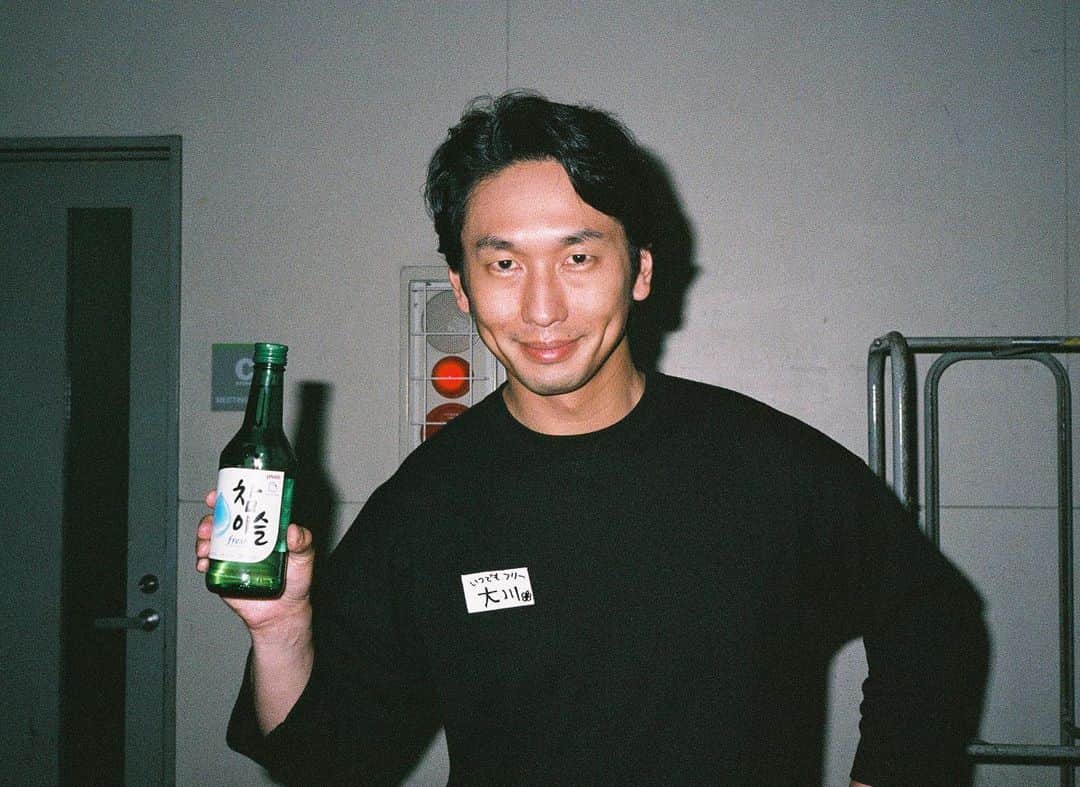 大川竜弥のインスタグラム：「「チャミスル」ウェブCM撮影のオフショットです。﻿ ﻿ 撮影現場に移動式のカフェがいました。スタッフさんから「好きなだけ飲んでください！」と言われたのですが、「世の中の無料って誰かがなにかを負担することで成り立っているんだよな…」と考え込んでしまい、遠慮して1杯しか飲めませんでした。﻿ ﻿ #あなたはチャミスル #チャミシナイ #チャミスル #analog #analogfilm #film #filmphotography #portrait」