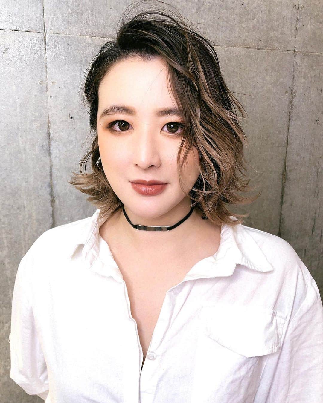 斉藤潤一のインスタグラム：「北条の髪切りました。 バレイヤージュボブ  明るいカラーが好きな方は是非 . 〒150-0041 東京都渋谷区神南 ご予約はこちらへ ☞☞ TEL ☏﻿ ﻿03-3462-2093 web  roco@1cs.jp 渋谷 美容室 #rocospearz . 〒150-0041 東京都渋谷区神南1-14-9 第7FMGビルB1F . . ご予約はこちらへ ☞☞ TEL ☏﻿ ﻿03-3462-2093 web  roco@1cs.jp . ★平日  open  11:30-22:30 ★土日祝  open  11:00-21:30  #渋谷#東京#oggiotto#新宿#新宿美容室#ヘアアレンジ #外国人風#バレイヤージュ #hair#渋谷美容室 #インナーカラー#オシャレ#ウルフヘア #ダブルカラー#外国人風カラー#ショートヘア #ヘアアレンジ #ケアブリーチ  #ラベンダーアッシュ #newcolor #ウルフカット #tokyo #shibuya #hair #ボブスタイル #モデル」