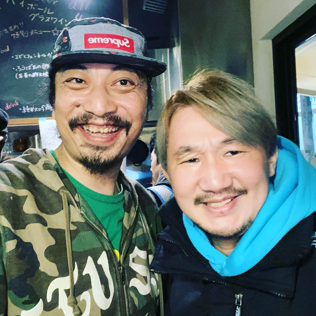 植田朝日のインスタグラム：「😇﻿ ﻿ 今や演劇界の大先生・中津留っちと飲んで来たぞ！w﻿ ﻿ やっぱ刺激的だね〜。﻿ ﻿ まっ、緑のシャツ着てなきゃね⁉️苦笑﻿ ﻿ 来年は何か一緒にやろうかな‼️﻿ ﻿ #劇団コラソン #中津留章仁」