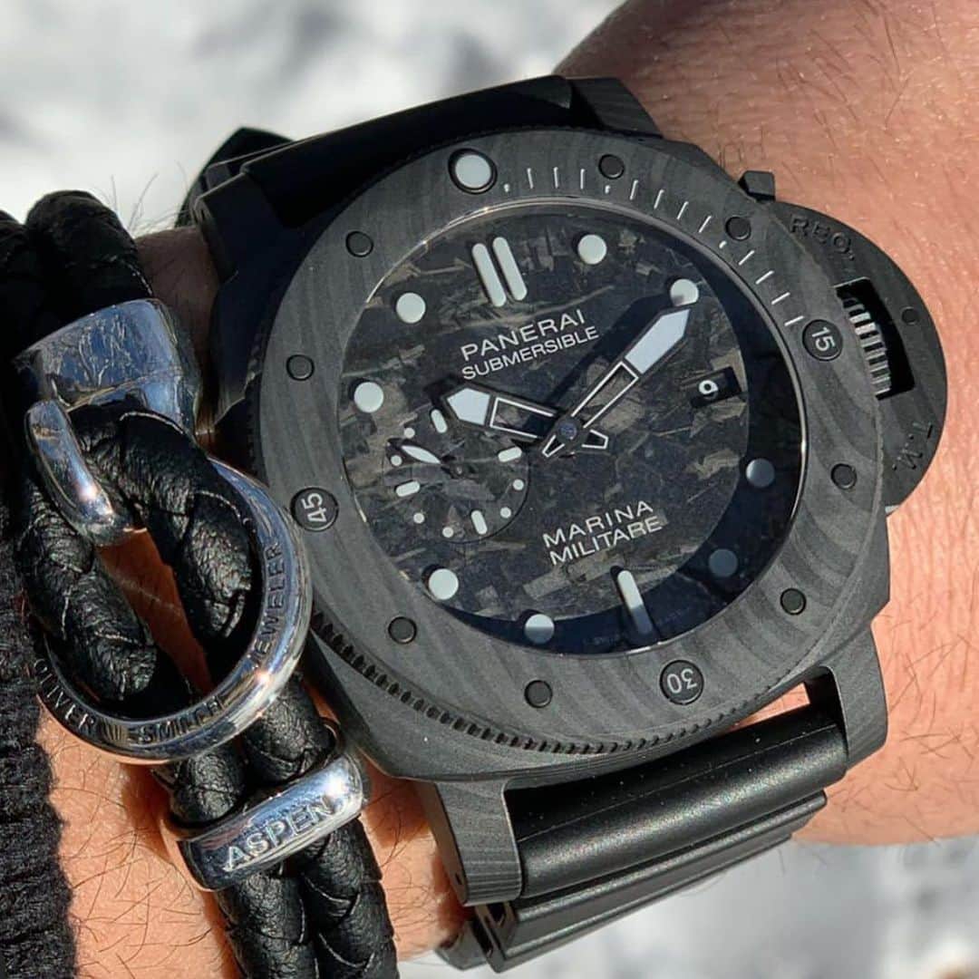 パネライのインスタグラム：「Love the carbon fiber textured dial on the #Panerai #PAM979 Carbotech Marina Militare Submersible. Pic by @watches_oliversmith #paneraicentral」