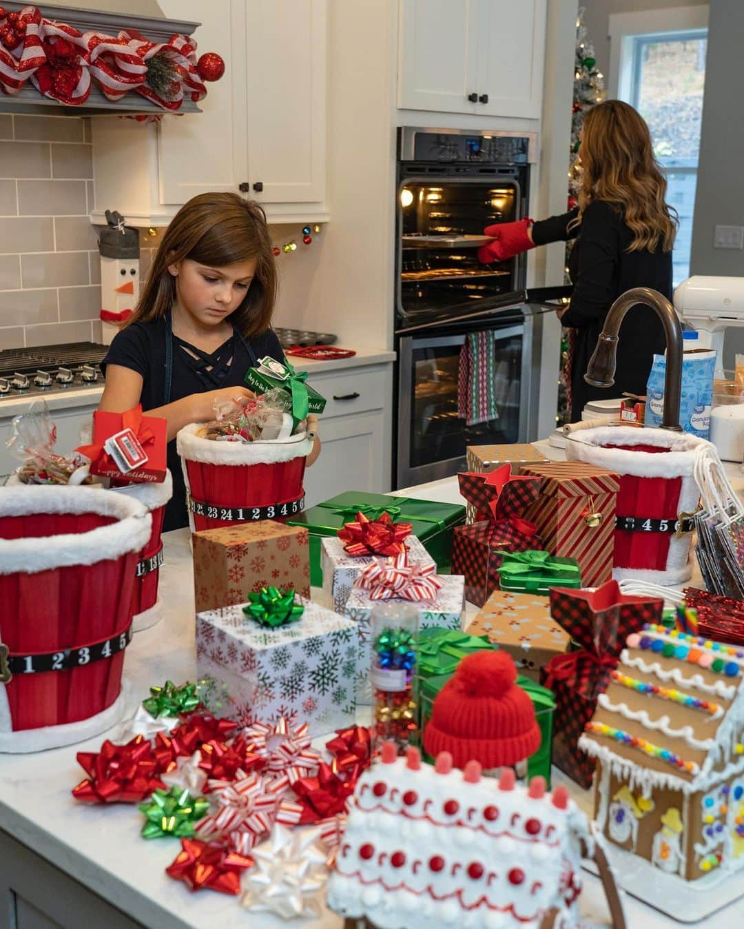 Angie Keiserさんのインスタグラム写真 - (Angie KeiserInstagram)「#WalmartSavesMeTime to spread an excessive amount of holiday cheer, thanks to their grocery pickup. I mean, how else would we have time to turn our kitchen into a full-on holiday bakery?! 🧁 We’re just over here having the holliest jolliest time and hoping that our neighbors are going to love the chocolate caramel chip cookies the best. Or maybe the white chocolate chip. We’re still debating it ourselves, with taste testing, of course 😋  https://walmartsavesmetime.com/ #sponsored」12月12日 1時26分 - 2sisters_angie