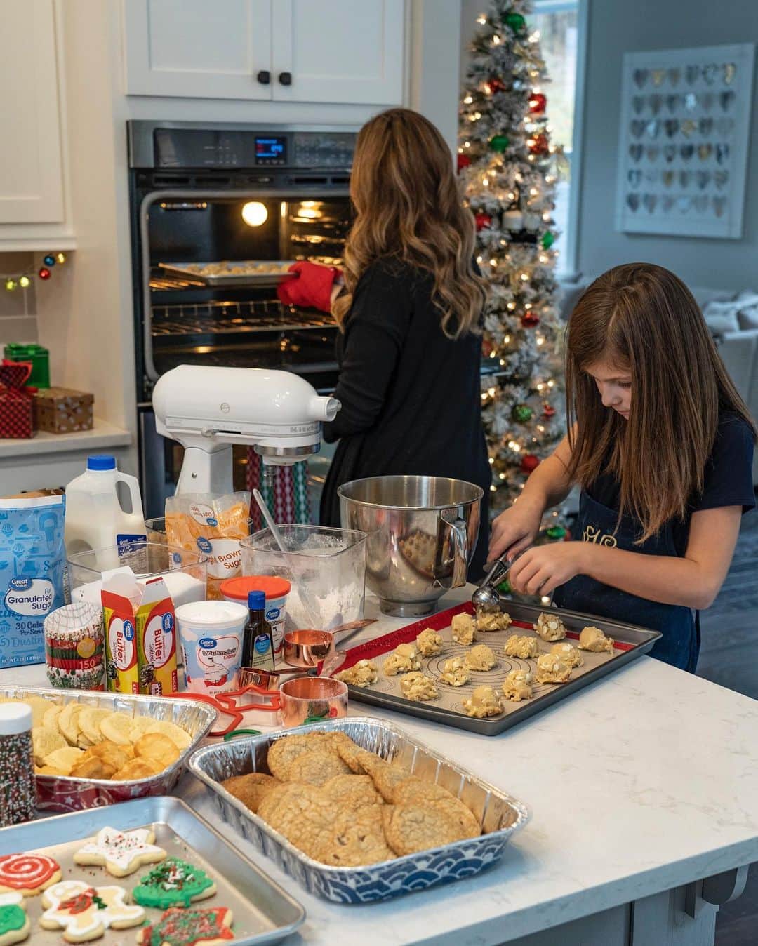 Angie Keiserさんのインスタグラム写真 - (Angie KeiserInstagram)「#WalmartSavesMeTime to spread an excessive amount of holiday cheer, thanks to their grocery pickup. I mean, how else would we have time to turn our kitchen into a full-on holiday bakery?! 🧁 We’re just over here having the holliest jolliest time and hoping that our neighbors are going to love the chocolate caramel chip cookies the best. Or maybe the white chocolate chip. We’re still debating it ourselves, with taste testing, of course 😋  https://walmartsavesmetime.com/ #sponsored」12月12日 1時26分 - 2sisters_angie