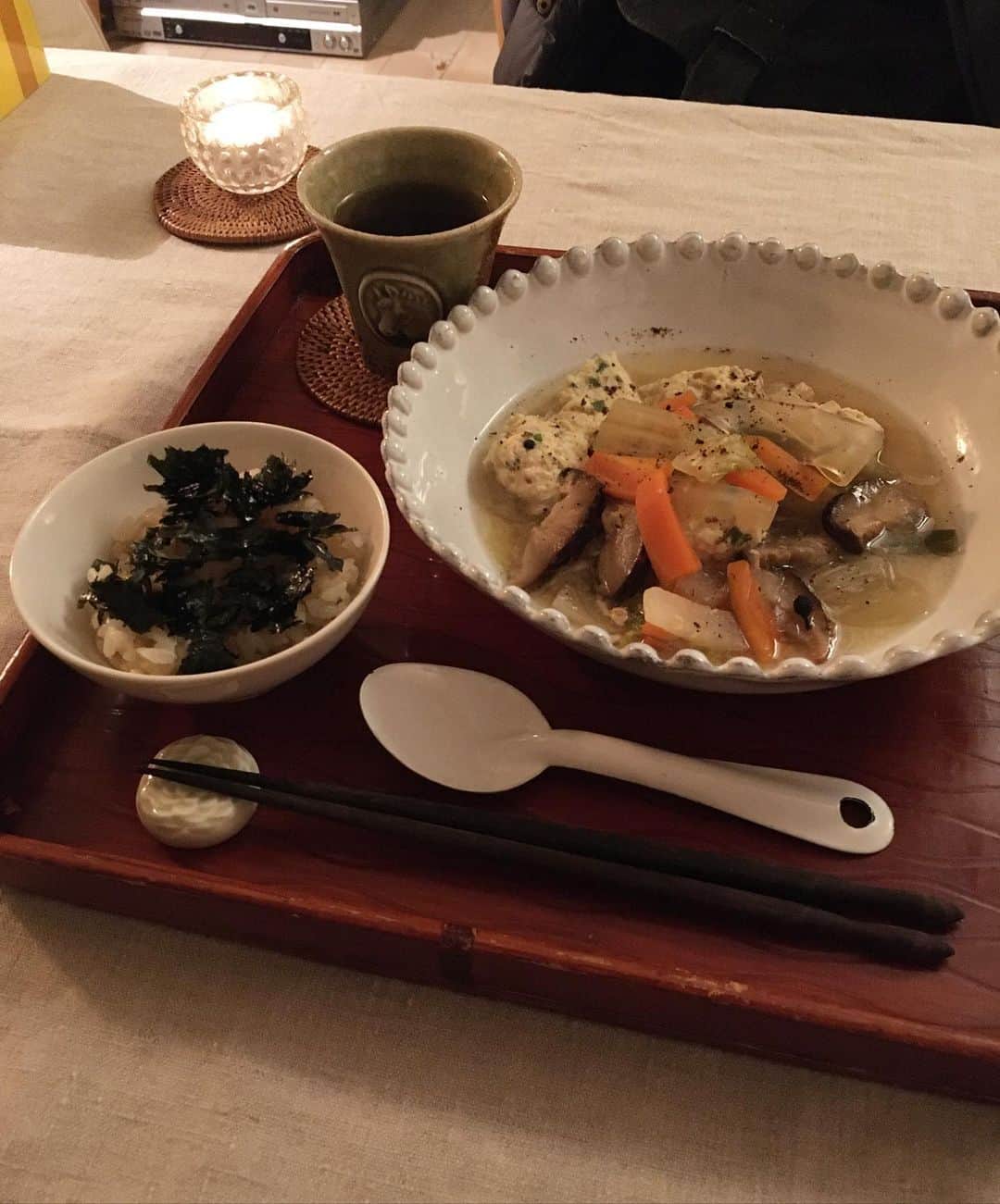 猫沢エミさんのインスタグラム写真 - (猫沢エミInstagram)「今日の晩ごはんは、昨日のスープの変化形、えのき茸と柚子の鷄つくねスープ。  台湾のスパイス馬告はもっと入れてよいとわかったので倍に。スープを足して、生のレモングラスと煮直す。  鷄ひき、たまご、みじん切りの青ねぎ、生姜、にんにく、えのき、柚子皮とジュース、ごま、ナンプラー、白胡椒、片栗粉を混ぜて、つくねタネに。  つくねから香る柚子と、シャキシャキのえのきがとても美味しかった。仕上げに黒山椒を振って、ちょっと日本寄せに😁  #猫沢飯」12月12日 1時32分 - necozawaemi