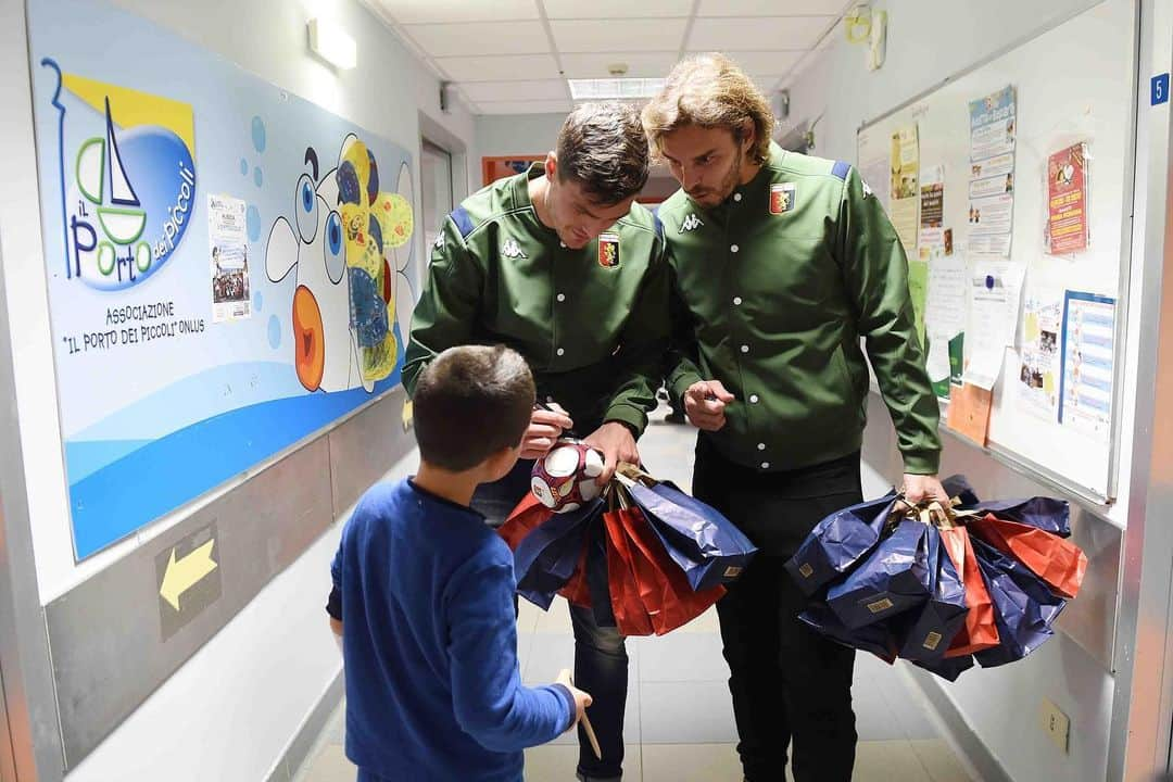 ジェノアCFCさんのインスタグラム写真 - (ジェノアCFCInstagram)「❤️💙 Al termine dell’allenamento una delegazione rossoblù ha fatto visita all’ @ospedale.gaslini in occasione delle festività natalizie.」12月12日 1時29分 - genoacfc