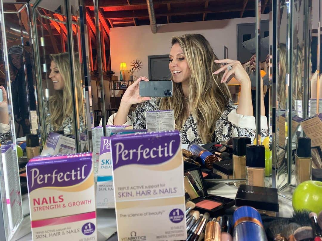 ハイディ・クルムさんのインスタグラム写真 - (ハイディ・クルムInstagram)「On the set with some of my beauty secrets: 🤗❤️💋 Good attitude 😁 Makeup 💄 @perfectilofficial Vitamins 💊 An apple 🍏 Good lighting 🤪 #lovemyjob  #Perfectilpartner #ad #healthyskinhairnails #beautyfromwithin」12月12日 1時39分 - heidiklum