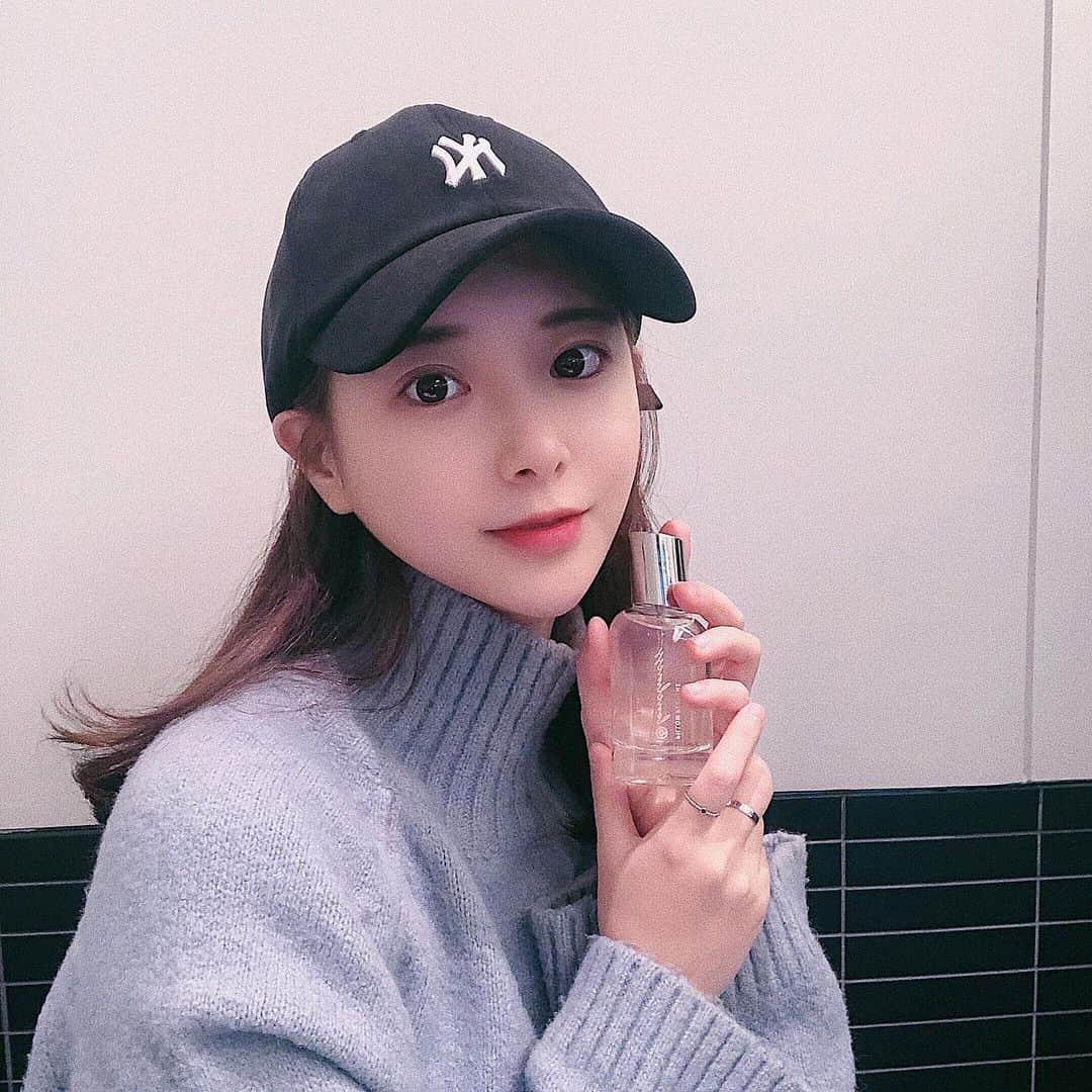 のインスタグラム：「외로움을 위한 조향사의 처방, 필로우 퍼퓸 ‘론리니스’. 해당 펀딩을 통해 마련된 후원금은 전부 유기동물 보호센터인 ‘파뮬러스 하우스’의 건립과 입양 캠페인을 위해 쓰인다고 합니다. 펀딩 참여는 와디즈 홈페이지에서 “파뮬러스” 검색을 통해 가능합니다. 많은 관심과 참여 부탁드려요. #famulus #파뮬러스 #필로우퍼퓸론리니스 #론리니스 #필로우퍼퓸」