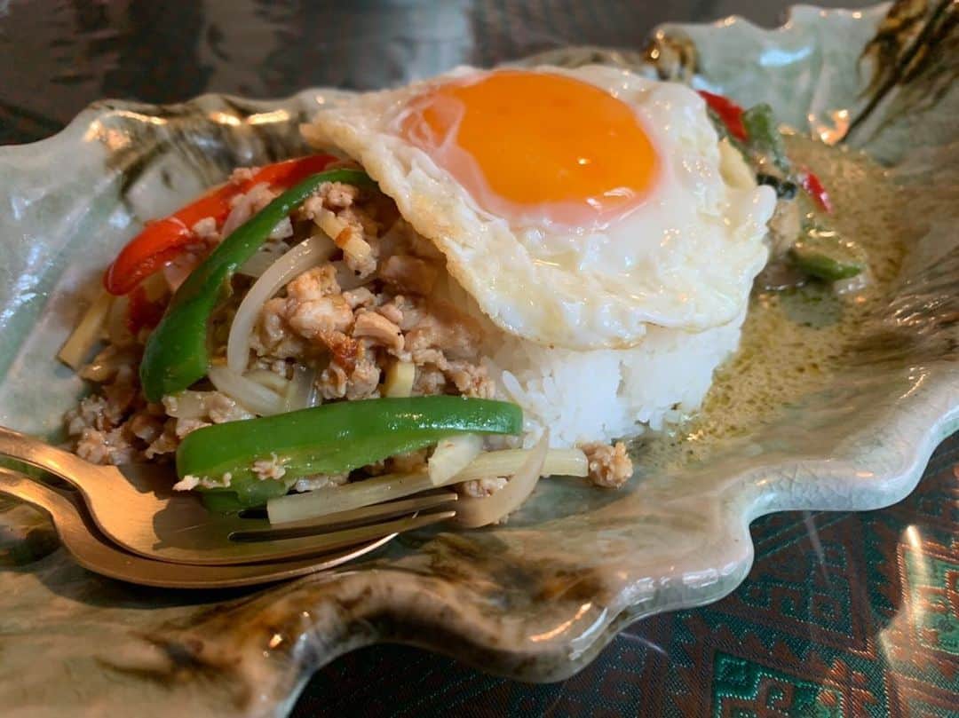 大沢文也のインスタグラム：「夜中の食テロ。この間行ったとおるタイ料理屋さんなかなかだったなぁ〜  タマネギ抜きって言ったのに入れてきたところだけはちょっとやだったけど（笑）  #タイ料理 #ガパオ #ガパオライス #カオマンガイ #グリーンカレー #減量中 #飯テロ #食テロ #大好物」