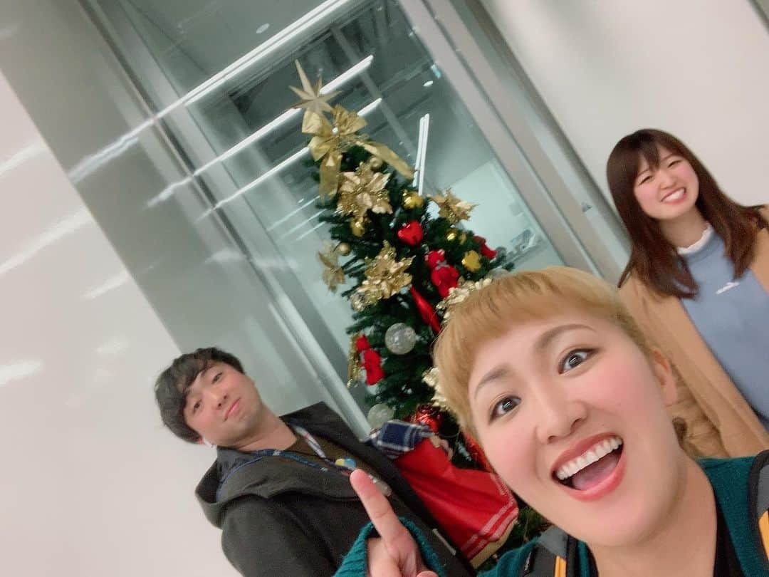 丸山桂里奈さんのインスタグラム写真 - (丸山桂里奈Instagram)「本日も無事でした😻🤲 もうすぐクリスマス🎄🎅 サンタさんくるかなぁー  #マネージャーさんと #一緒に撮るてなかなかないので #2019ねんのおもひで #麹町 #お腹の底から笑い合いでした #明日もがんばろね #いつもありがとうね #いい意味で #インスタバエ」12月12日 1時50分 - karinamaruyama