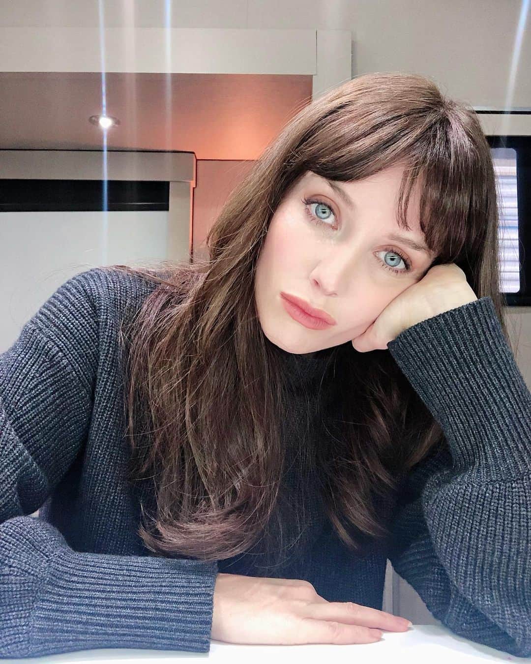 アナベル・ウォーリスのインスタグラム：「That’s a wrap on James Wan’s  @creepypuppet #MALIGNANT it’s been an absolute honor to work with all the incredible people involved. To say I’m excited for you to see this is an understatement!!! I have loved every moment of the journey. Especially my brown hair!! AUGUST 14 2020!! See you there  @atomicmonsterofficial @wbpictures @newlinecinema *p.s this was the best picture I had! Vanity first everyone!!! 😜🐆」