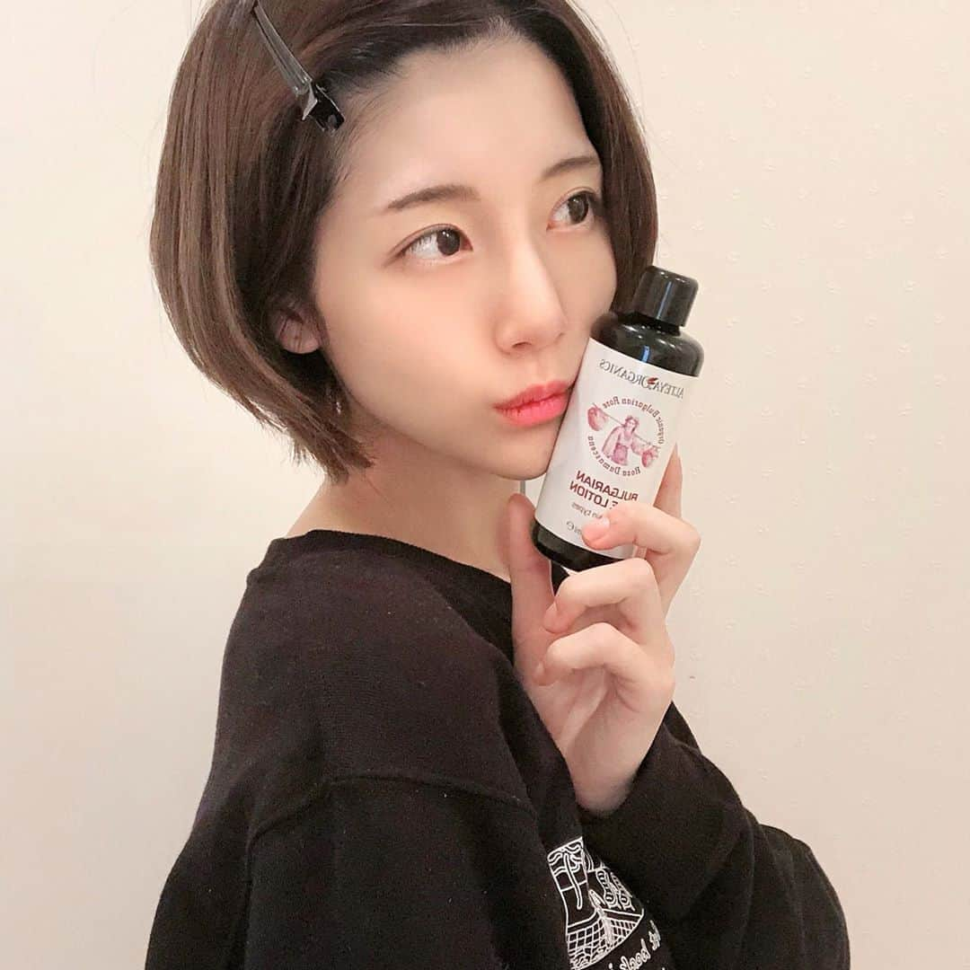 蒼川愛さんのインスタグラム写真 - (蒼川愛Instagram)「2ヶ月半くらい前から使い始めたアルテヤオーガニックの化粧水、なんと2本目に突入した🤭♡ . この季節は肌の乾燥が今まで以上に気になってきたから、保湿力高い化粧水を使いたいけどベタベタするのは好きじゃなくて…、かと言ってシャバシャバしてる感じは保湿力低そうで浸透力もイマイチに感じるものが多いから、この時期のスキンケアって毎年すごく迷走してるの笑 . 前もインスタ載せたんだけど、この化粧水はブルガリの自社農園で栽培した最高品質のオーガニックローズを使用した、100%天然成分、無添加で作られた高保湿化粧水だそう🌹 . 手に取った質感はさっぱりしてるんだけど、実際肌に馴染ませるとぐんぐん浸透してくれてもちっとした肌感になるのが気持ち良くてお気に入り🤞🏻♡ . そして手に取った瞬間ローズの優しい香りがふわっと広がって、肌につけた後も柔らかい香りが続く感じがとっても贅沢で癒されるーー🥺🥺🥺 . 高品質なのに意外とプチプラなところもリピートしやすくて助かります(っ ॑꒳ ॑c)♡ . こないだもストーリーでスキンケア悩んでるって言ってたらDMで保湿力高いコスメをたくさん教えてもらってすごく参考になりました😭❤️ またおすすめスキンケア見つけたら載せます〜！ . . @alteyaorganics.japan  #アルテヤオーガニック#オーガニックローズ#ダマスクローズ#ローズローション#スキンケア#コスメ#化粧水」12月12日 1時54分 - tougarashi_suki