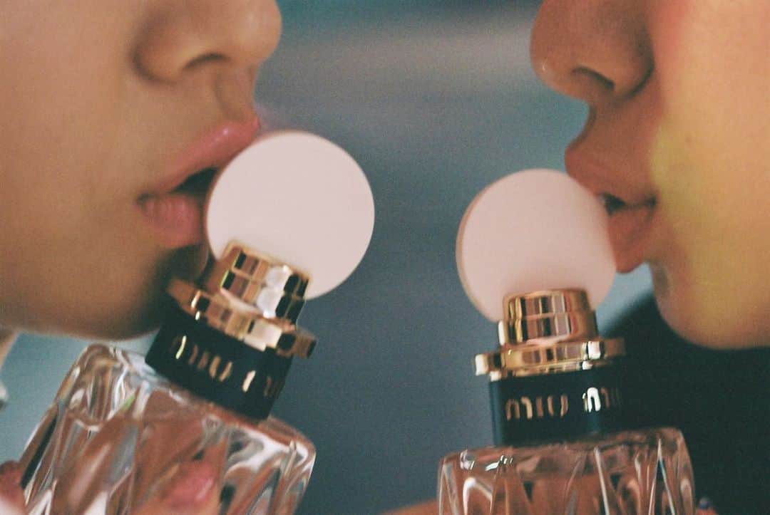 AMIさんのインスタグラム写真 - (AMIInstagram)「chu💋💝 4つの香水のシリーズがあるの。 ときめく香りを纏って🦋  @miumiu  #MiuMiuParfum #MiuMiuleaubleue #MiuMiueaudeparfum #MiuMiuTwist #MiuMiuleaurosee」12月12日 2時01分 - amixxamiaya